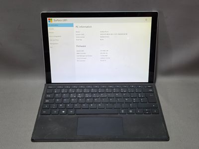 L'ordinateur portable est posé sur une table sur laquelle se trouve un clavier.