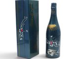 une bouteille de vin posée à côté d'une boîte