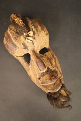 vue de dessus d'un masque en bois accroché à un mur