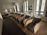de nombreuses chaises alignées en rang dans un salon