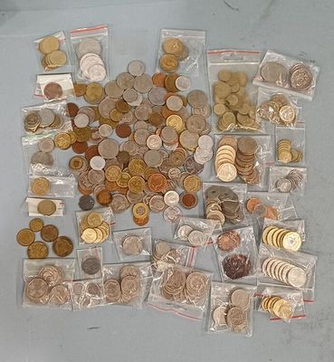beaucoup de pièces dans le sac posé sur la table