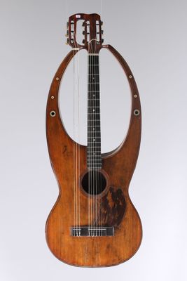 un gros plan d'une guitare accrochée au mur