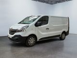 La camionnette blanche est garée à l'intérieur d'une grande pièce blanche.
