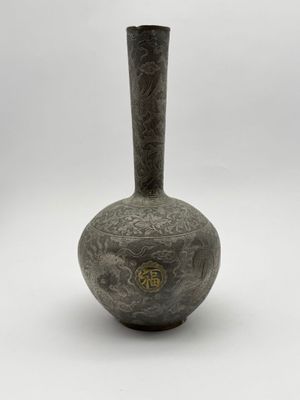 un vase avec un motif sur une surface blanche