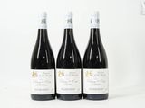 trois bouteilles de vin posées sur une table blanche