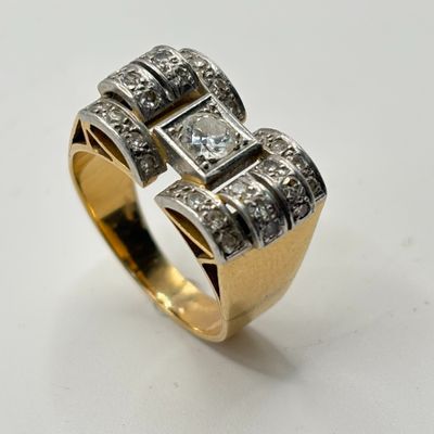 gros plan d'une bague en diamant sur une surface blanche