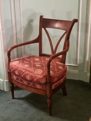 a chair that is sitting in the corner of a room