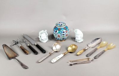 plusieurs types d'argenterie sur la table