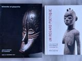 deux livres posés l'un à côté de l'autre sur une table
