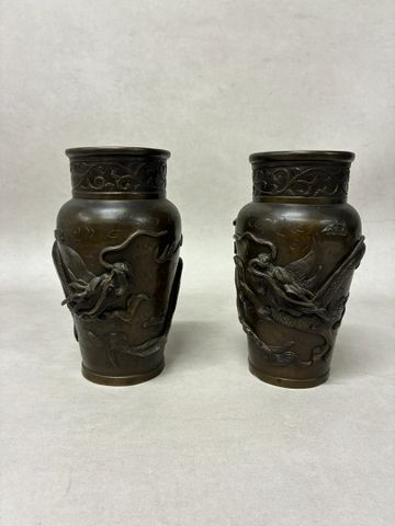 JAPON - Début XXème – Paire de vases en bronze à patine brune à d