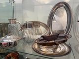 une vitrine en verre contenant des objets en argent et en verre