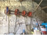un grand nombre d'outils accrochés au mur