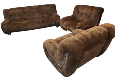 trois meubles, à savoir un canapé inclinable, un fauteuil inclinable et un fauteuil inclinable