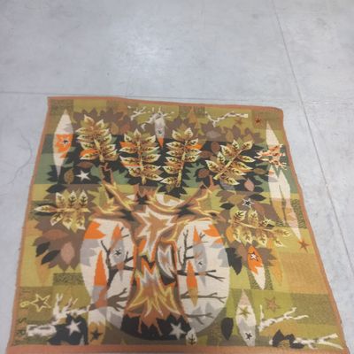 un tapis avec un arbre dessiné dessus, posé sur le sol