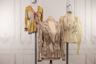 deux vestes pour femmes posées sur un mannequin devant un mur blanc