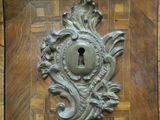 un trou de serrure à l'arrière d'une armoire en bois