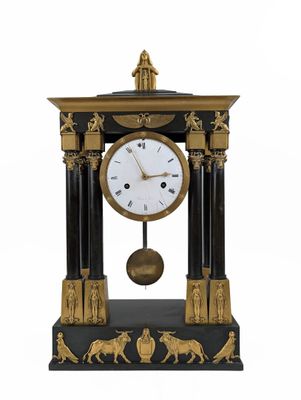 Importante pendule portique à l'égyptienne en bronze ciselé à double p