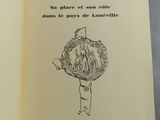 un livre ouvert sur lequel figure le dessin d'une femme