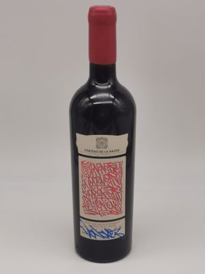 une bouteille de vin posée sur une table