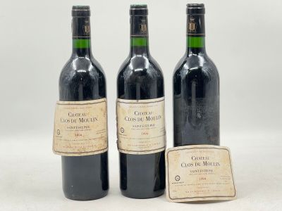 trois bouteilles de vin posées l'une à côté de l'autre sur une table