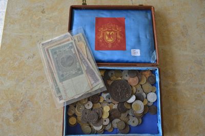 Un coffret avec billets, monnaies et divers