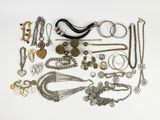 un assortiment de colliers et de bracelets disposés sur un fond blanc