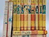 plusieurs livres sont empilés sur une surface blanche