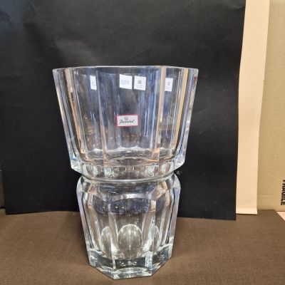 BACCARAT. Grand vase modèle "Edith" en cristal, signé a la b…