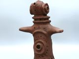 une image représentant une figurine en argile représentant une bouche d'incendie