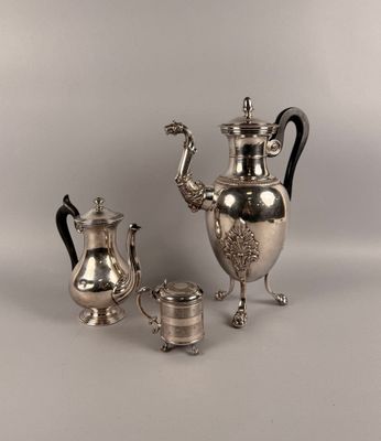 Verseuse en métal argenté, de style LXV époque XIXe, reposan… - Photo 1