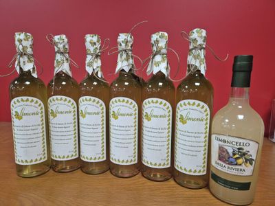 six bouteilles de vin sont alignées sur une table
