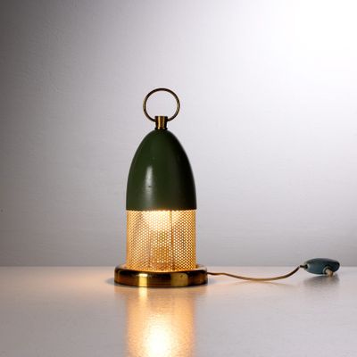 une lampe posée sur une table à côté d'une souris