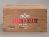 une boîte en bois avec une étiquette de vin