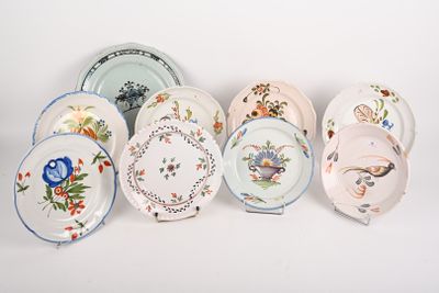 un grand nombre d'assiettes posées sur une table