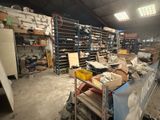 une pièce remplie de nombreuses boîtes et d'autres objets