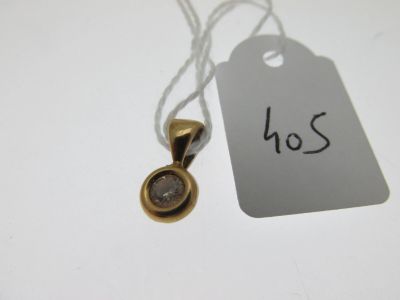 un badge portant l'inscription « hos » à côté d'un collier