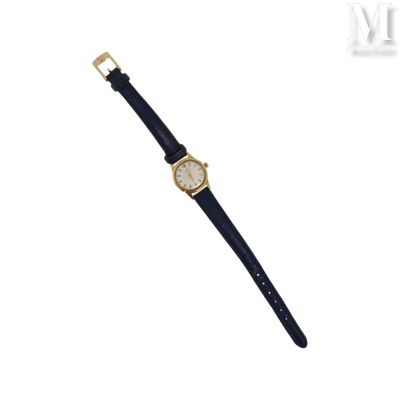 gros plan d'une montre sur fond blanc