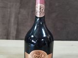 une bouteille de vin posée sur une table