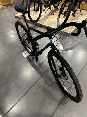 un vélo posé par terre dans un magasin