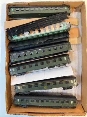 un lot de wagons de train dans une boîte