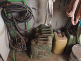 beaucoup de bidons d'essence et de tuyaux dans un garage