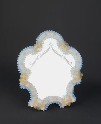 une image représentant un miroir blanc bordé de bleu sur fond noir