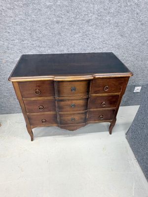 Commode à léger ressaut central, elle ouvre par trois tiroir… - Photo 1