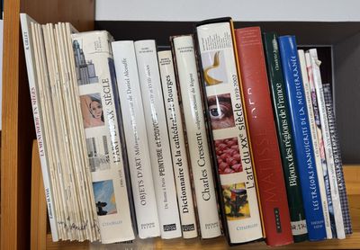 many books that are on a book shelf together