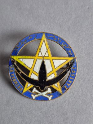 un gros plan d'un insigne orné d'une étoile