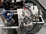une machine posée sur une palette dans une pièce