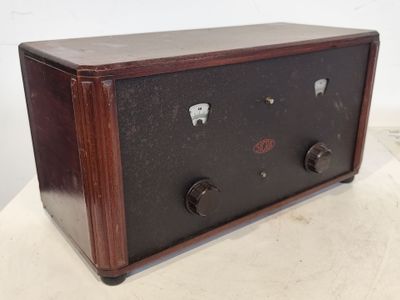 une vieille radio posée sur une table