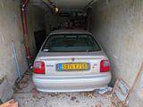 une voiture garée dans un garage