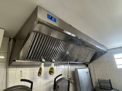une cuisine équipée d'une cuisinière, d'un four, d'un évier et d'autres appareils électroménagers