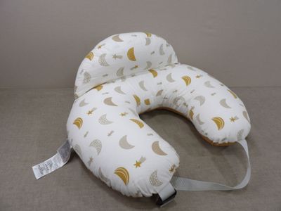 une image représentant un oreiller cervical blanc et doré orné d'un motif représentant une étoile et une lune